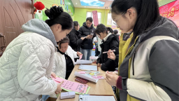 延吉市少年儿童图书馆举行猜灯谜活动