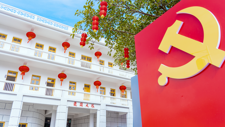 小切口大变革：钟落潭“百千万工程”绘就共富新图景_fororder_图：焕然一新的龙岗骑楼街png