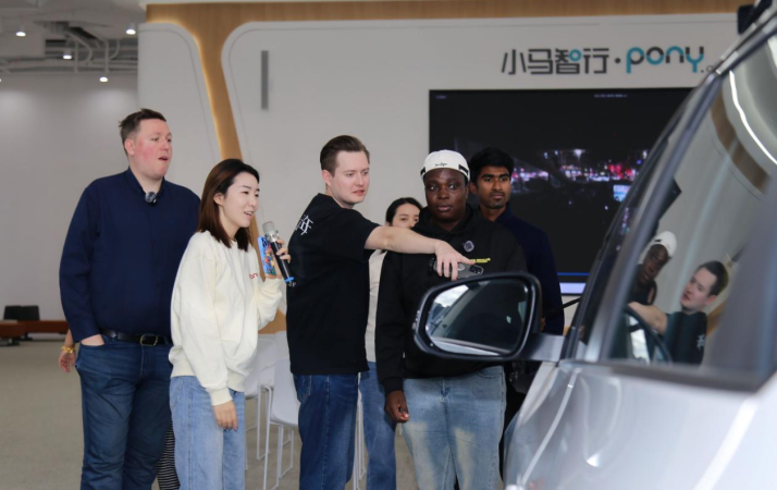 国际主播网红南沙体验无人驾驶 触摸未来出行新图景