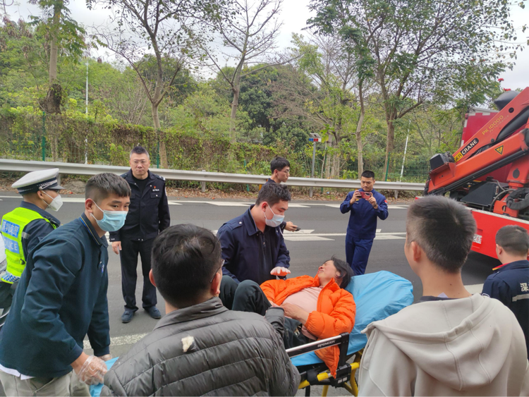 深圳：吉华街道应急分队全力搜救 走失老人平安寻回