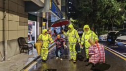 深圳龙华区全力应对超强台风“桦加沙” 党员干部与志愿者共同筑起生命安全防线