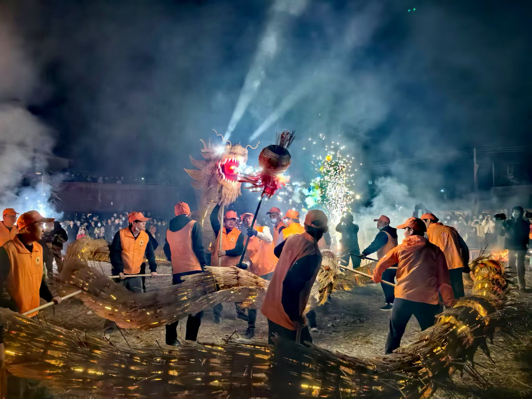 广东河源万人“追龙”点燃新春激情