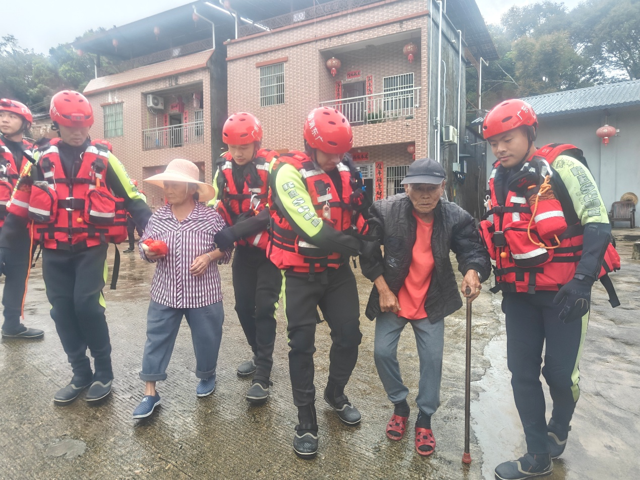 广东惠州：强降雨致险情 消防紧急转移受困群众_fororder_降雨2