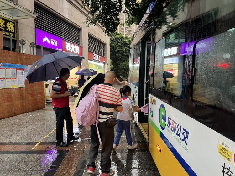 深圳横岗：定制公交专线开通 便民惠民解民忧_fororder_公交1