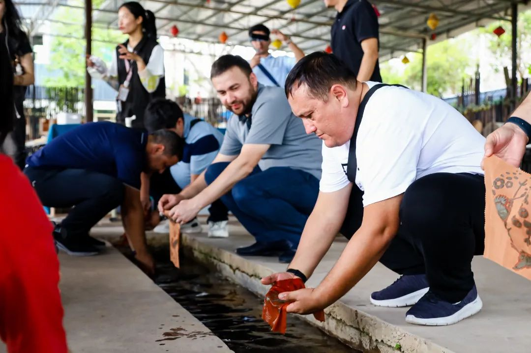 广州南沙迎外国旅行团 国际友人亲手体验制作“软黄金”