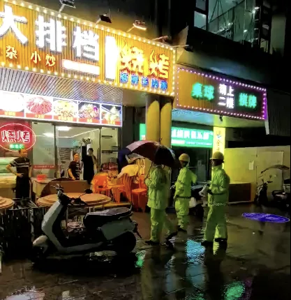 深圳龙华区全力应对超强台风“桦加沙” 党员干部与志愿者共同筑起生命安全防线_fororder_图片5