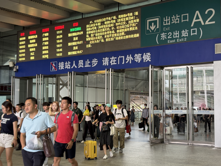 深圳铁路暑运前20天旅客到发量超1100万人次_fororder_深圳2