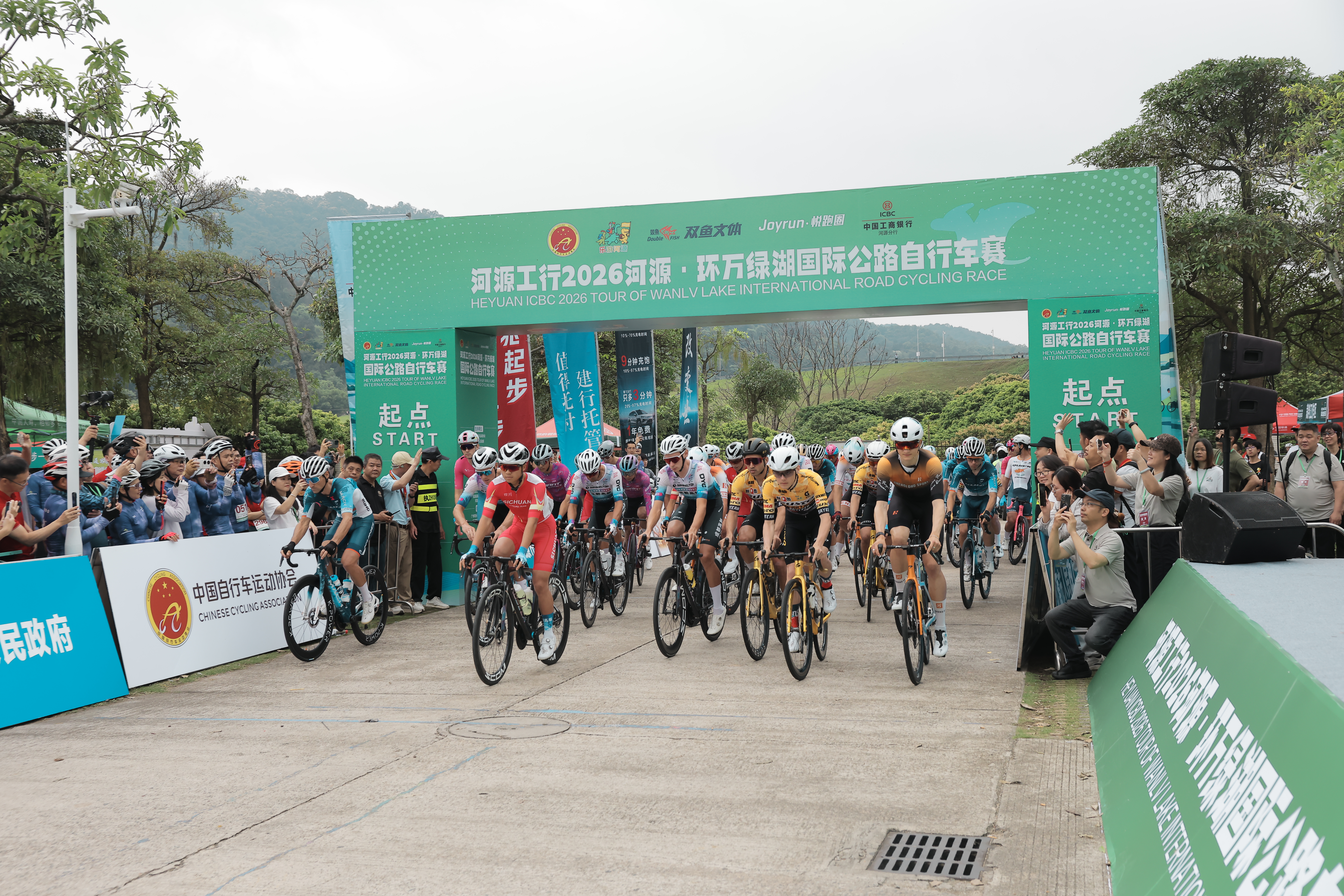 广东河源首场国际“骑遇”!22国骑手飞驰万绿湖畔