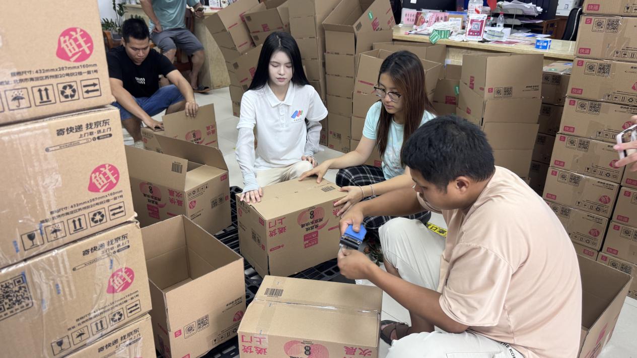 荔枝林里来了“00后” 南昌理工学子下乡架起“助农桥”_fororder_图片3