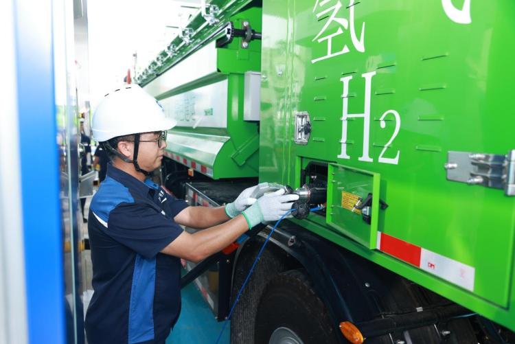 华南首座四机八枪2000公斤级固定式加氢站落成 加氢效率提升三分之一_fororder_333