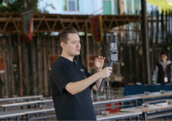 河泥+阳光=软黄金？国际主播网红沉浸式体验香云纱技艺魅力