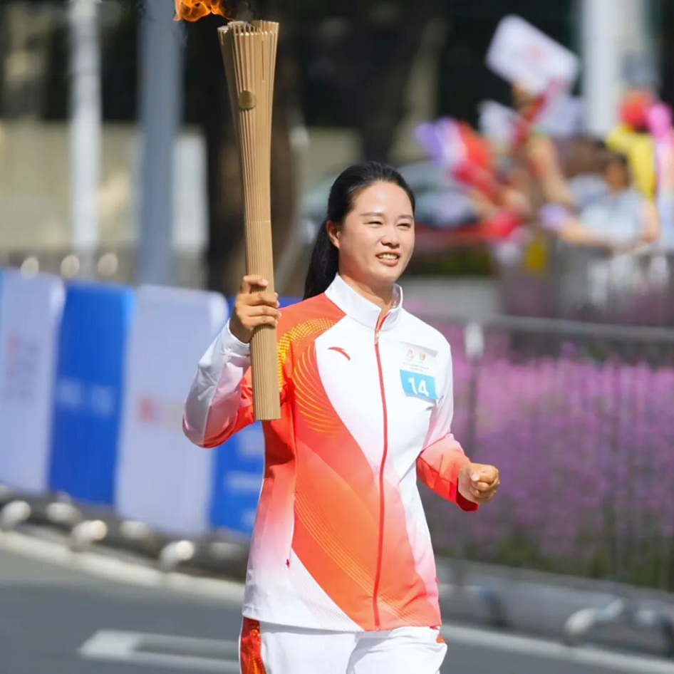 手持“火炬”传递“荣光”！她们这样说……_fororder_3