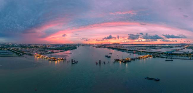 广州南沙:全球最大塔机正式下线交付 将在万龙大桥项目投入使用