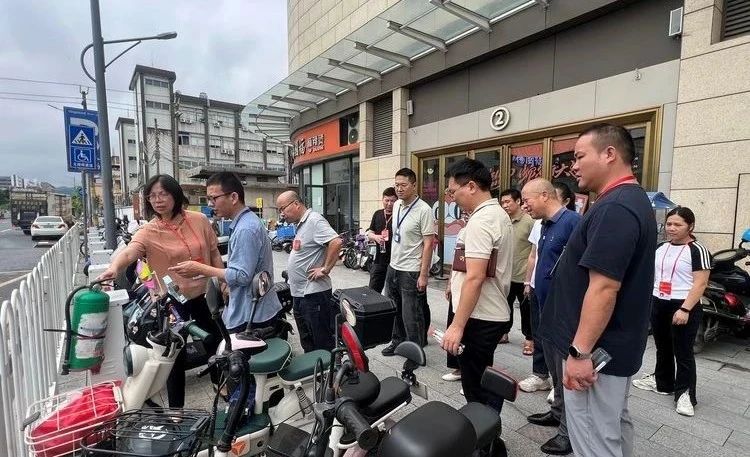 直击“电鸡”管理痛点，镇人大联动多部门开展执法检查_fororder_微信图片_20250614140430