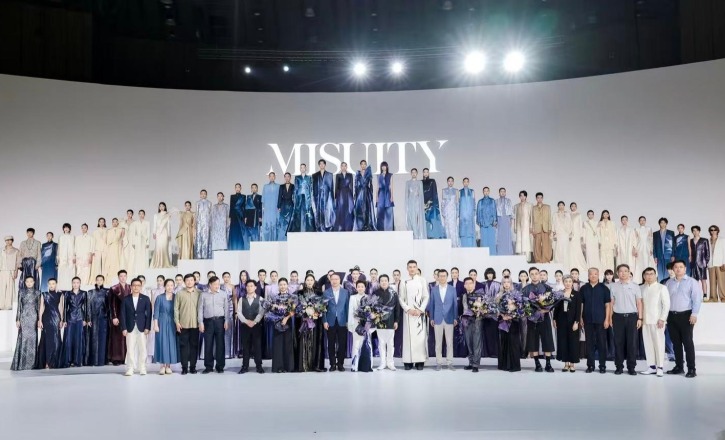 第十四届“大浪杯”中国女装设计大赛获奖作品再度亮相中国国际时装周
