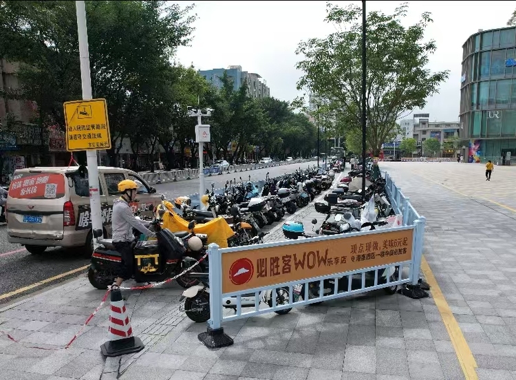 惠州城管协调联动多部门改造优化港惠商圈公共空间