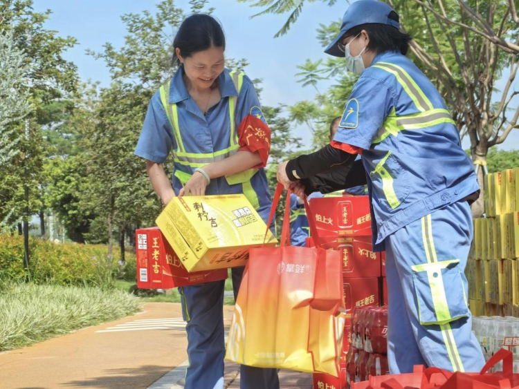 高温天气来袭，广州各级城管部门多措并举为城市美容师“送清凉”_fororder_图片3