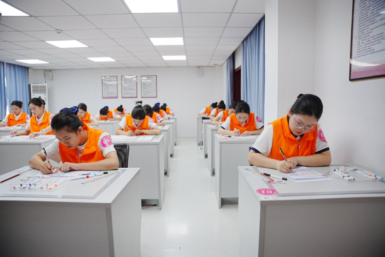 广州市第六届“南粤家政”羊城行动技能竞赛家政服务员（家务服务员）项目正式开赛！三大组别同台比拼，以赛促技展行业新风_fororder_25
