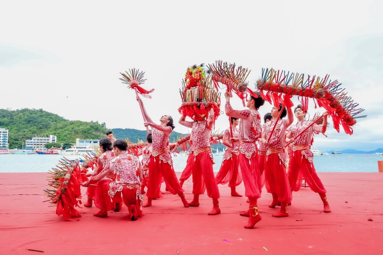 大湾区11城龙舟竞渡深圳南澳月亮湾，巅峰搏争“海龙王”_fororder_7