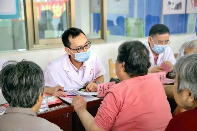 小切口大变革：钟落潭“百千万工程”绘就共富新图景_fororder_图：“一元钱”看病