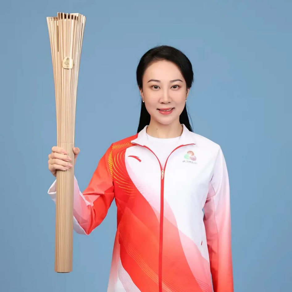 手持“火炬”传递“荣光”！她们这样说……_fororder_2