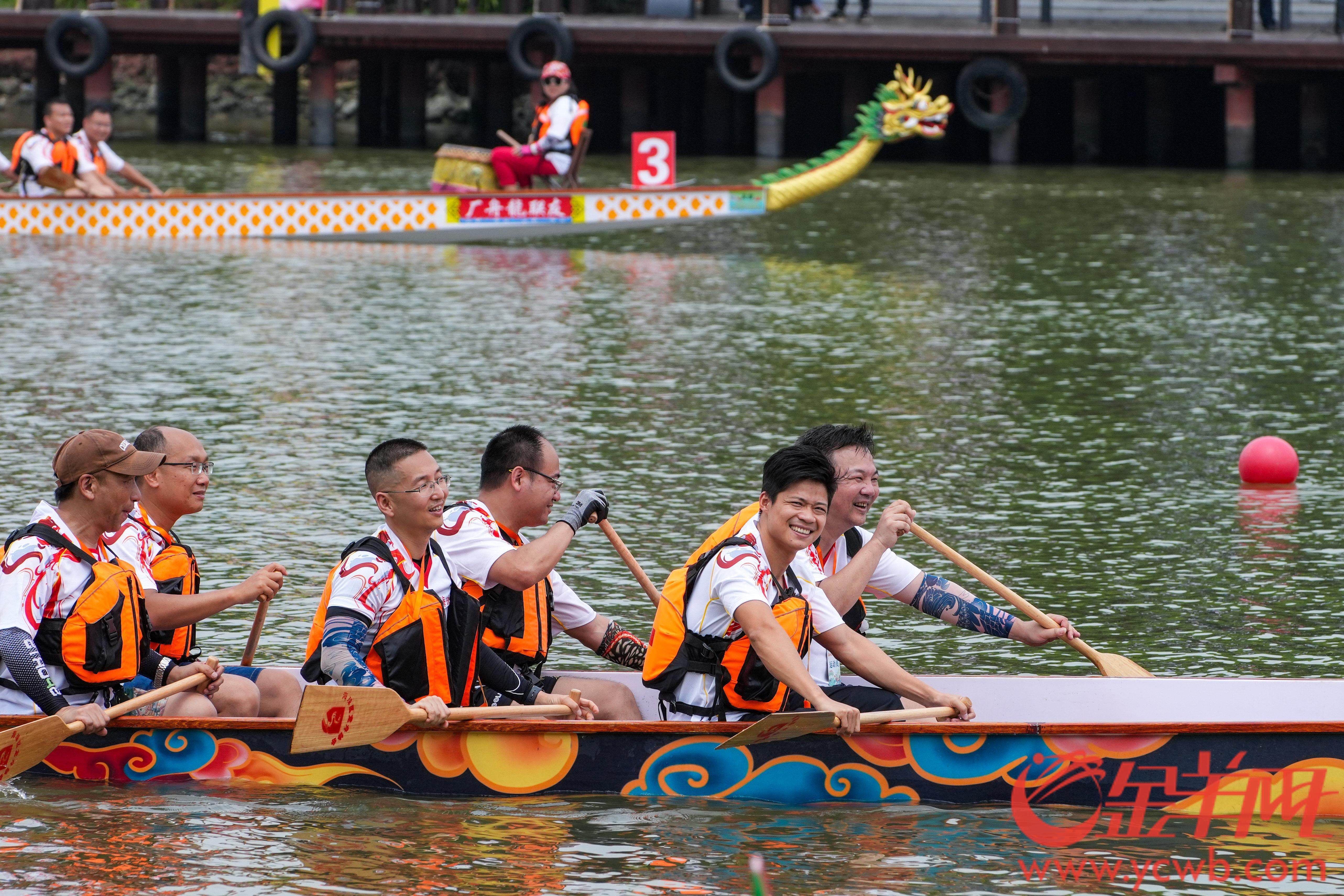 陆上飞人下水！苏炳添跨界参与龙舟竞渡_fororder_53444593_dc3db65c-3e26-4961-836f-bb0c5e523f8d_batchwm0428995.JPG