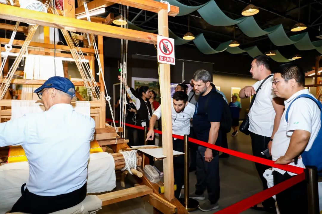 广州南沙迎外国旅行团 国际友人亲手体验制作“软黄金”