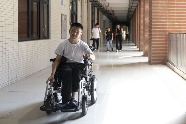 一个脑性麻痹青年和一所普通大学的双向奔赴_fororder_微信图片_2025-09-16_132758_381