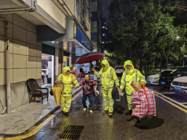深圳龙华区全力应对超强台风“桦加沙” 党员干部与志愿者共同筑起生命安全防线_fororder_图片4
