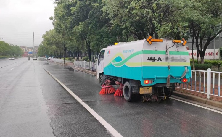 闻“汛”而动 广州城管全力应对暴雨突袭_fororder_3