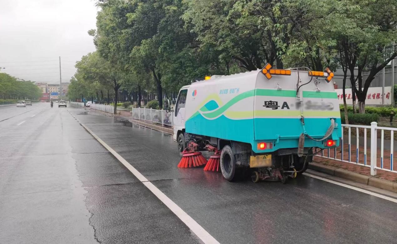 闻“汛”而动 广州城管全力应对暴雨突袭_fororder_3
