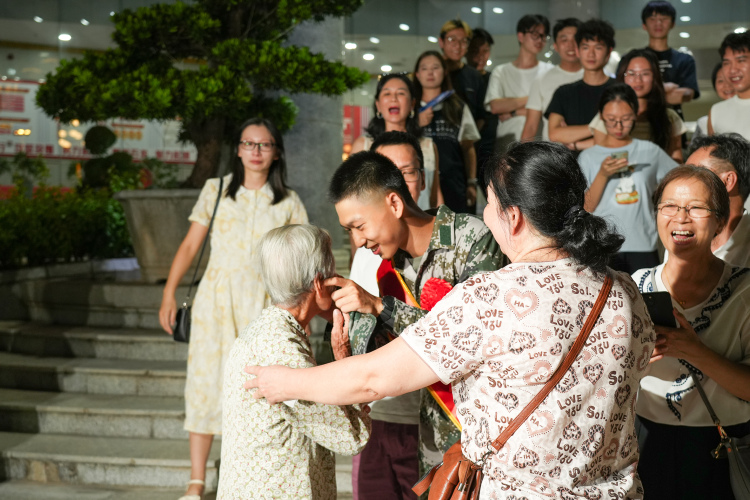 着戎装，戴红花！东莞石龙镇10名新兵携梦奔赴军营_fororder_微信图片_20250914113934_13_10