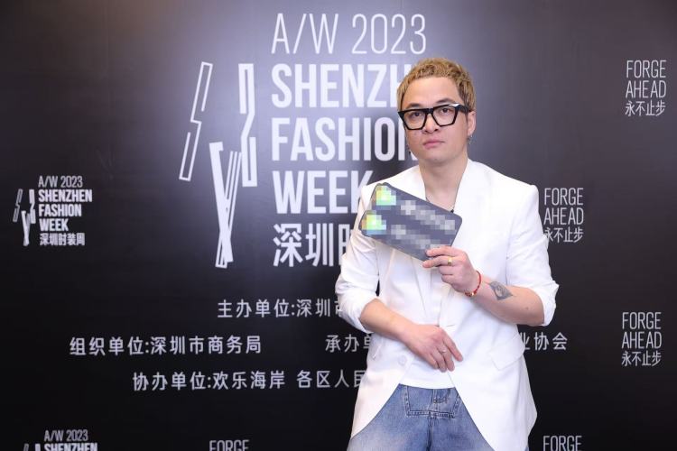 “大年初一”工作室主理人大庆：  把“坚持”绣进龙华时尚产业肌理_fororder_微信图片_20250617180952