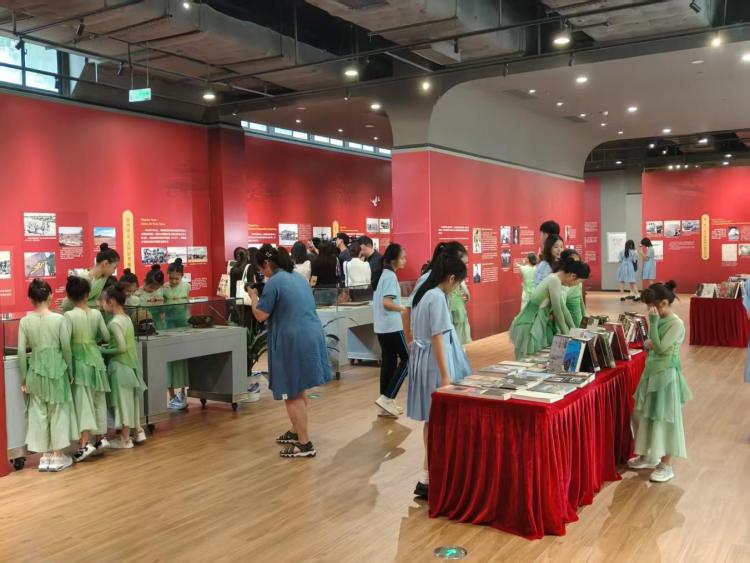广东省举办“铭记英雄——飞虎队在广东”历史图片展暨首批飞虎队友谊学校授牌仪式_fororder_0DCCBD02-93D4-4151-B026-41E489F97464