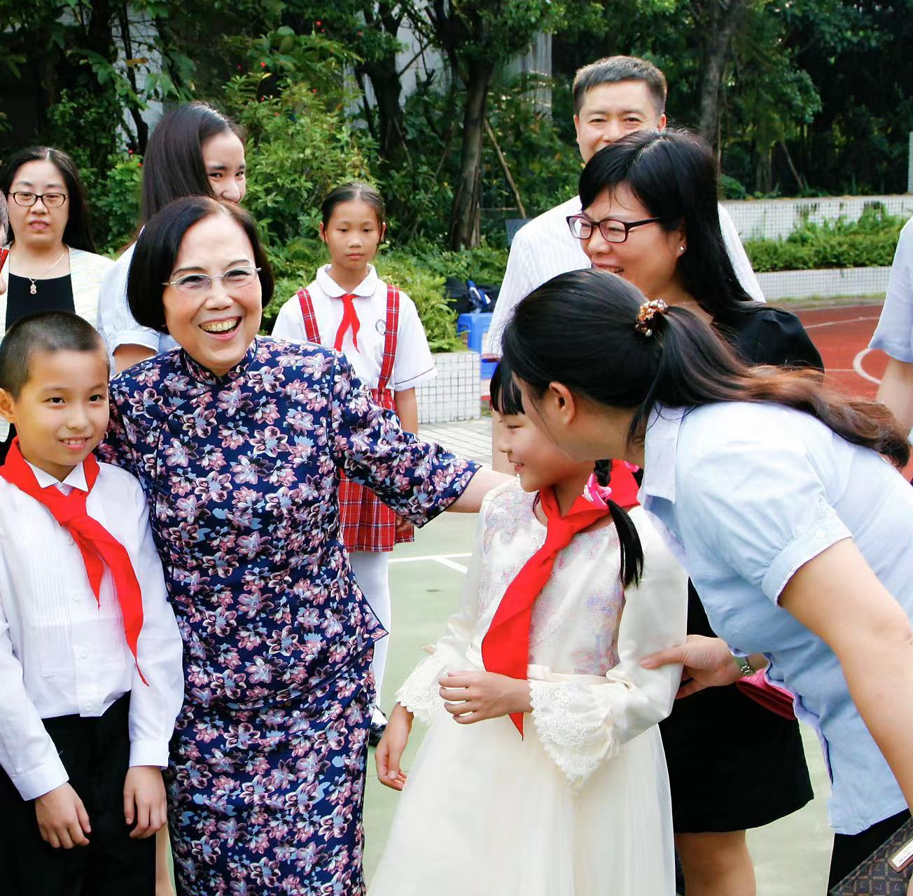 广州荔湾区举行林凤娥助学金颁发仪式