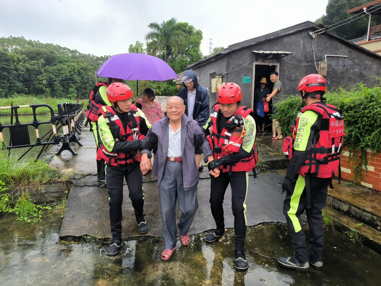 广东惠州：强降雨致险情 消防紧急转移受困群众_fororder_降雨1