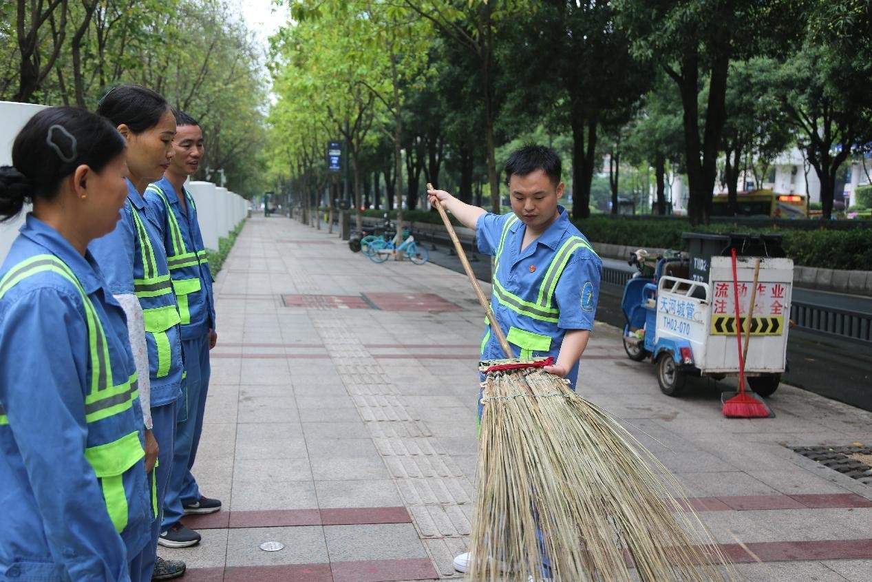 从军营到街头：广州95后退役军人的“硬核”环卫青春_fororder_6