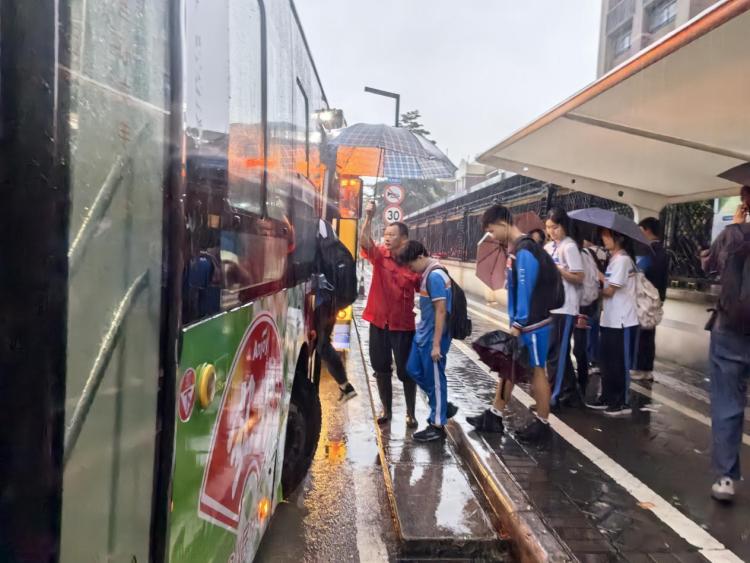 风雨中的平凡英雄—公交人为风雨中的市民撑起爱心伞、清理倒树、设立爱心雨伞点......_fororder_图片1