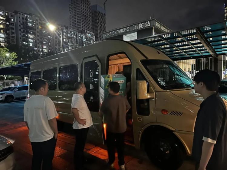 深圳龙华区全力应对超强台风“桦加沙” 党员干部与志愿者共同筑起生命安全防线_fororder_图片6