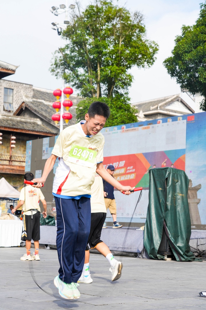 2025年贵州红·山水越野挑战赛（花溪站）开赛 2000余名选手23℃清凉中燃红色运动激情