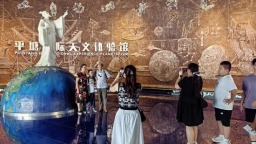 黔南州庆遇上暑假 “中国天眼”景区人气旺