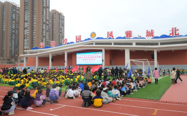 贵州仁怀：以宣促防 织密“校园消防网”_fororder_全校师生安全撤离到操场