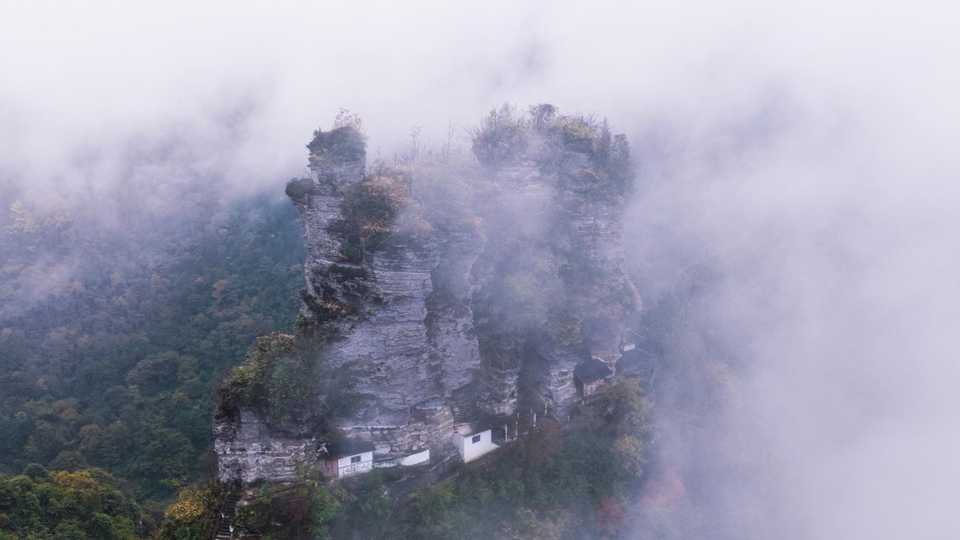 贵州务川:雾锁山川“七柱擎天”_fororder_图为 云雾下的七柱山 蹇诗奇 摄