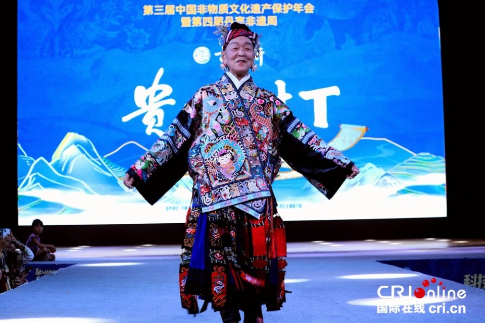 传统技艺对话现代设计 在贵州丹寨解锁非遗时尚新玩法_fororder_微信图片_20250919140221_123_712