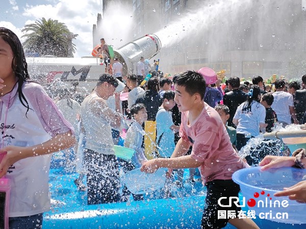 第十届贵州·平塘民间水龙文化旅游节开幕 邀您共赴夏日狂欢_fororder_泼水1