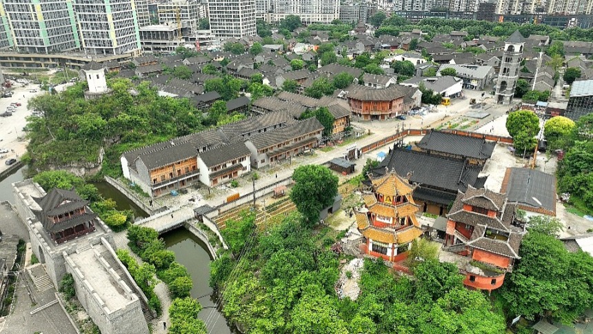 贵州钟山：荷城美景让外地游客流连忘返