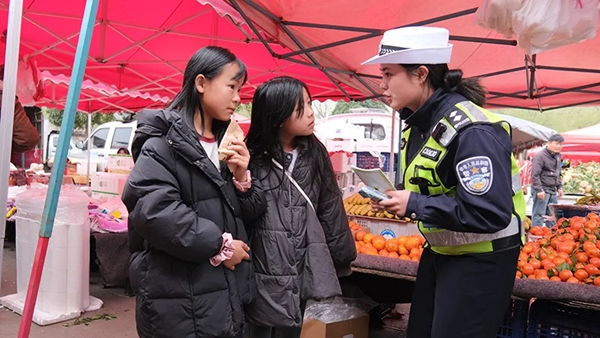 赶大集 送安全 贵州省六盘水交警走进钟山区大湾场坝开展交通安全宣传_fororder_22