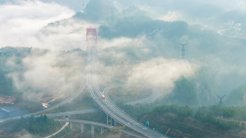贵州施秉：江凯河大桥云雾缭绕 景色美