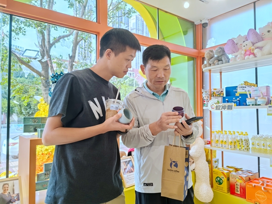 六盘水“凉都手伴”人气旺  特色好物让避暑游更有“味”_fororder_广东省中山市小榄中学的胡老师和刘老师正在选购商品-陈玉摄