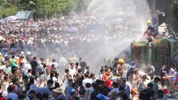 贵州德江举行“水龙节”活动 万人巡游泼水狂欢
